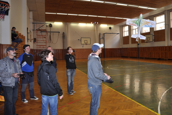 V tělocvičně Jiráskova gymnázia v Náchodě, celostátní setkání učitelů fyziky Heuréka